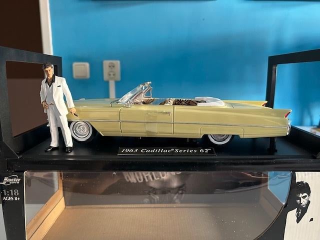 ≥ SCARFACE 1963 CADILLAC SERIES 62'' 1:18 JADA TOYS — Modelauto's