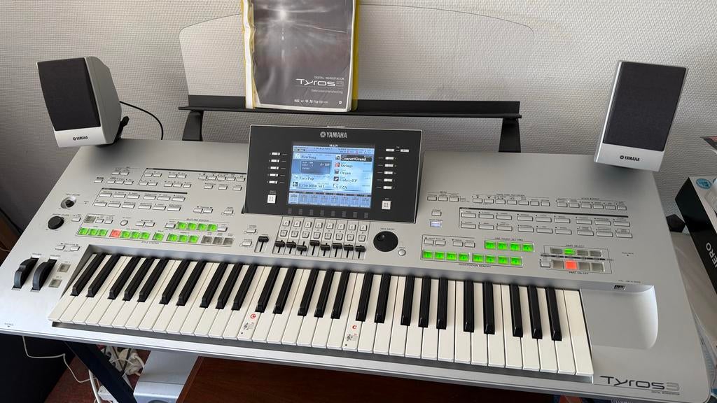 Yamaha Tyros 3 met speakers en standaard, Muziek en Instrumenten, Keyboards, Gebruikt, 61 toetsen, Yamaha, Met standaard, Ophalen