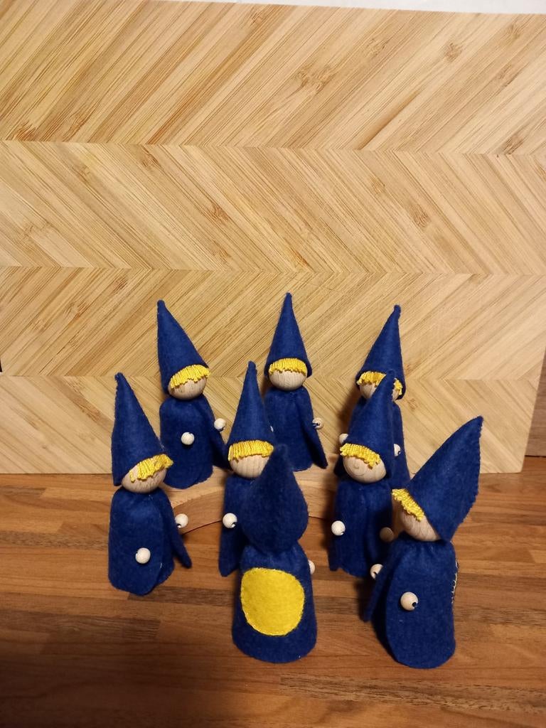 8 Vilten Kabouters met Maanfasen - Jaarring/Seizoenstafel, Ophalen of Verzenden, Nieuw, Figuurtje(s), Wolvilt