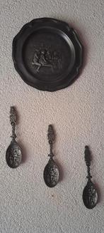 Decoratieve tinnen wandplaat en lepels, Ophalen