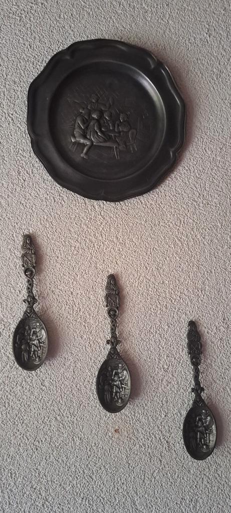 Decoratieve tinnen wandplaat en lepels, Antiek en Kunst, Antiek | Tin, Ophalen