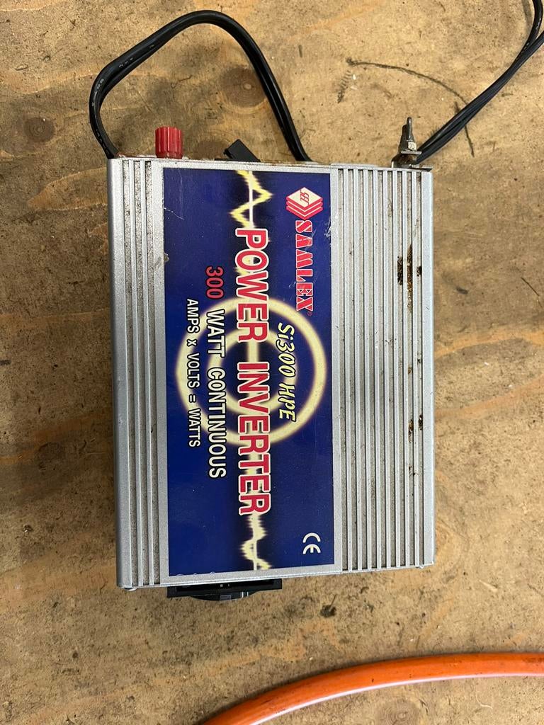 Omvormer  van 12 v naar 220 V     300 W, Caravans en Kamperen, Ophalen of Verzenden, Zo goed als nieuw, Nb, Nb