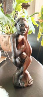 Afrikaans tweekleurig houten beeld, Antiek en Kunst, Kunst | Beelden en Houtsnijwerken, Ophalen of Verzenden