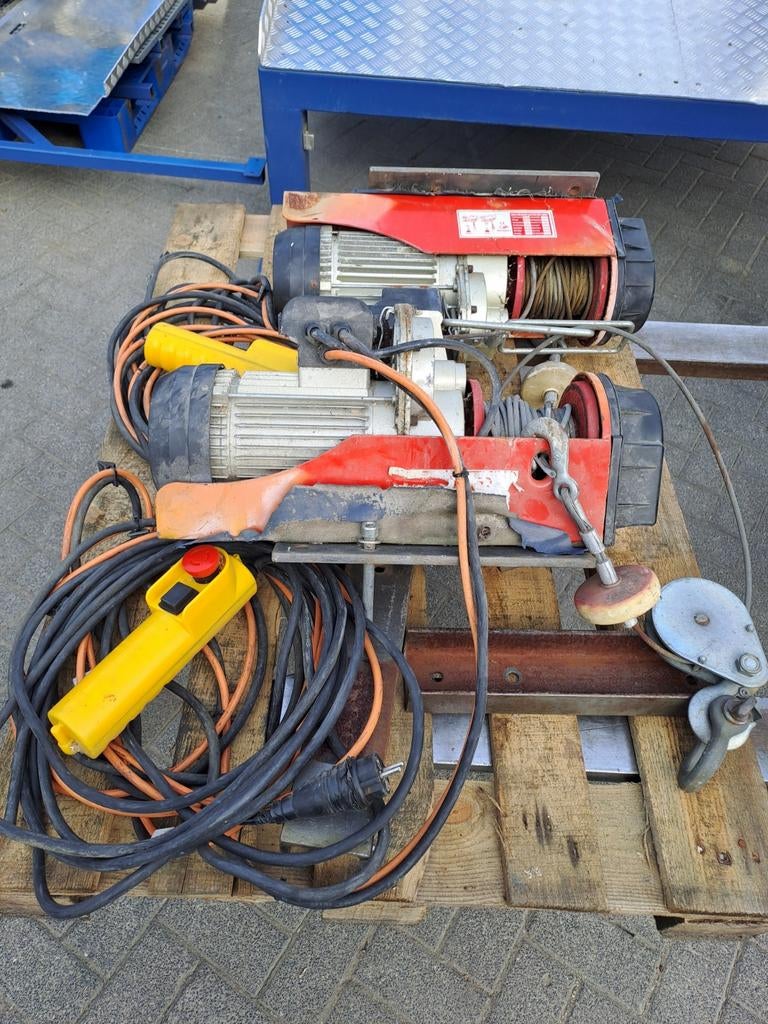 Electrische staalkabel lier 2 stuks, Doe-het-zelf en Verbouw, Lieren en Takels, Ophalen, Gebruikt, Elektrisch