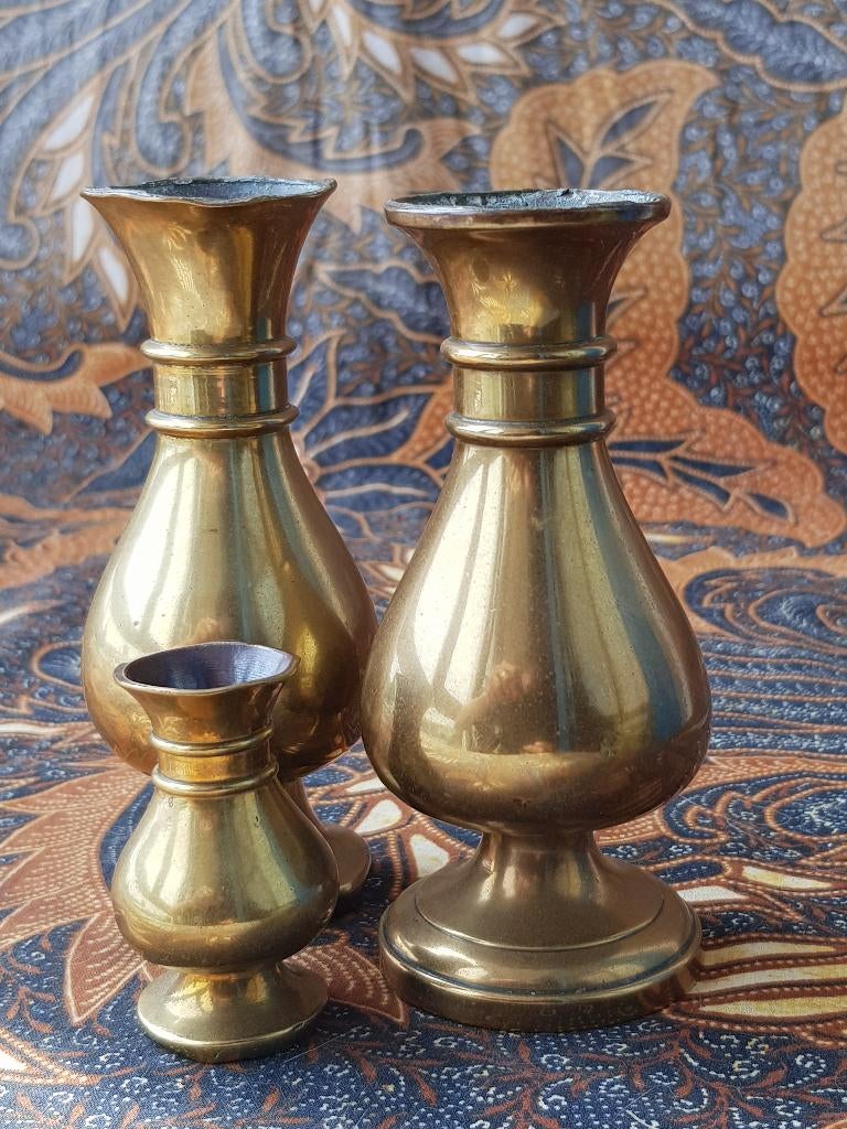 Drie originele antieke Engelse vaasjes van koper uit 1840., Ophalen of Verzenden