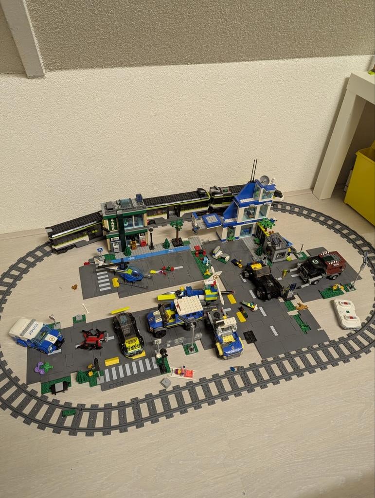 Lego trein politiebureau ziekenhuis 2x wegen platen en extra, Ophalen, Zo goed als nieuw