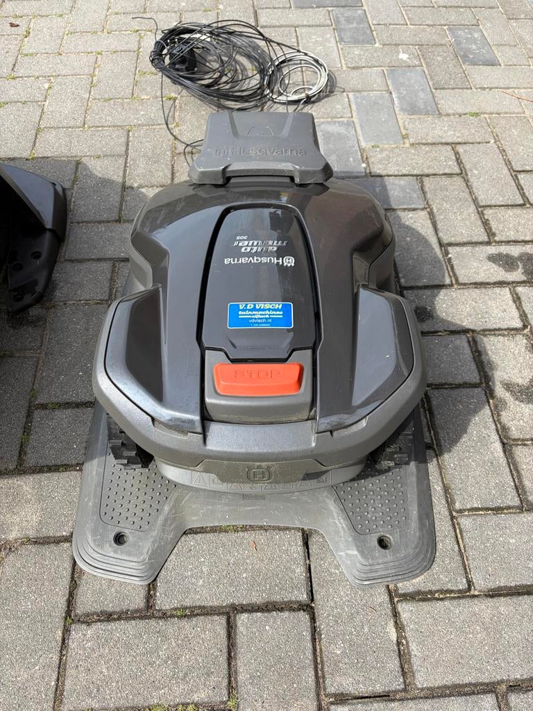 Husqvarna Automower 305 Robotmaaier - Perfect voor kleine tu, Ophalen, Gebruikt, 20 tot 25 cm, Met regensensor