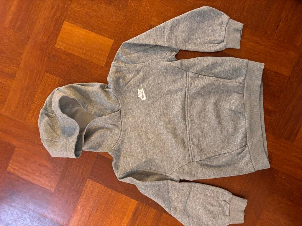 Nike capuchon trui grijs maat 128, Kinderen en Baby's, Kinderkleding | Maat 128, Ophalen of Verzenden, Zo goed als nieuw, Jongen