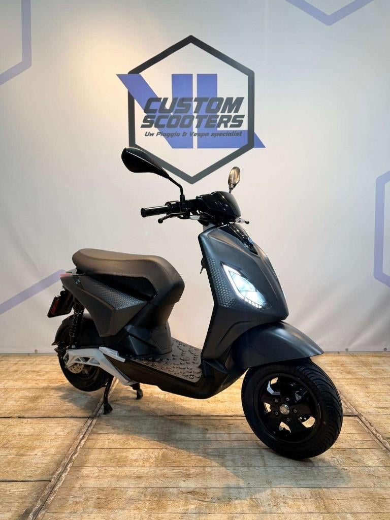 piaggio 1 one 45km brom forever grey elektrische scooter, 10 cc, Overige modellen, Ophalen of Verzenden, Zo goed als nieuw