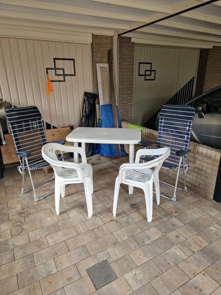 VERKOCHT Tafel met stoelen., Ophalen, Kunststof, 2 zitplaatsen