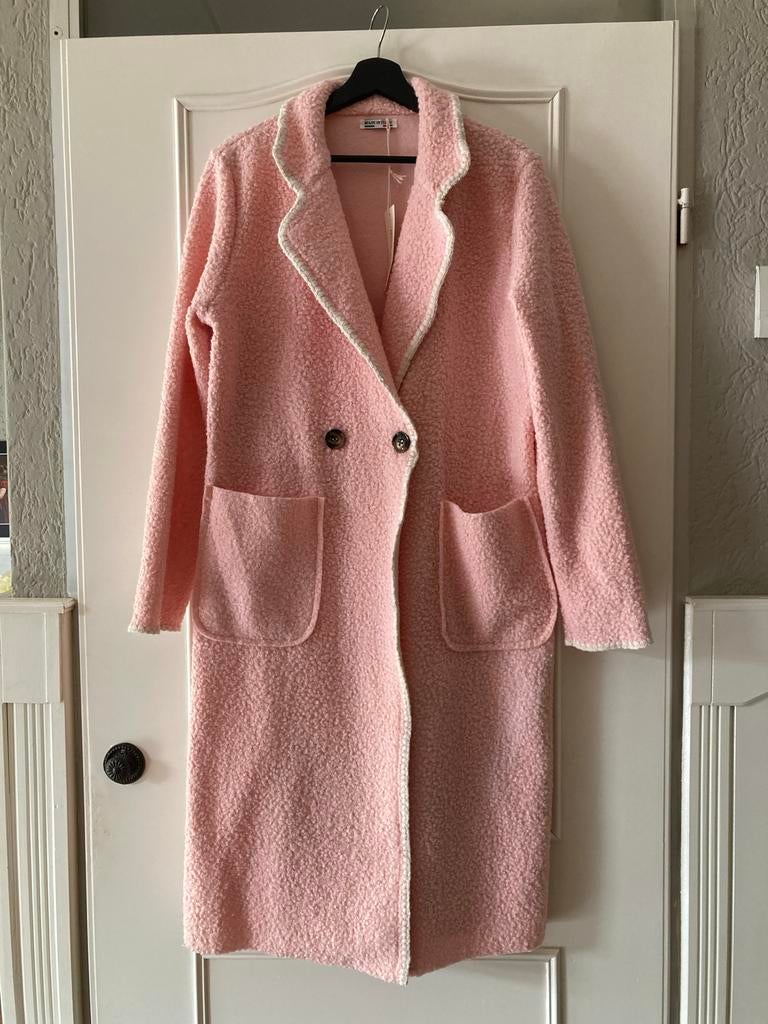 Lange roze boucle tussenjas one size, Ophalen of Verzenden, Nieuw, Maat 42/44 (L), Roze