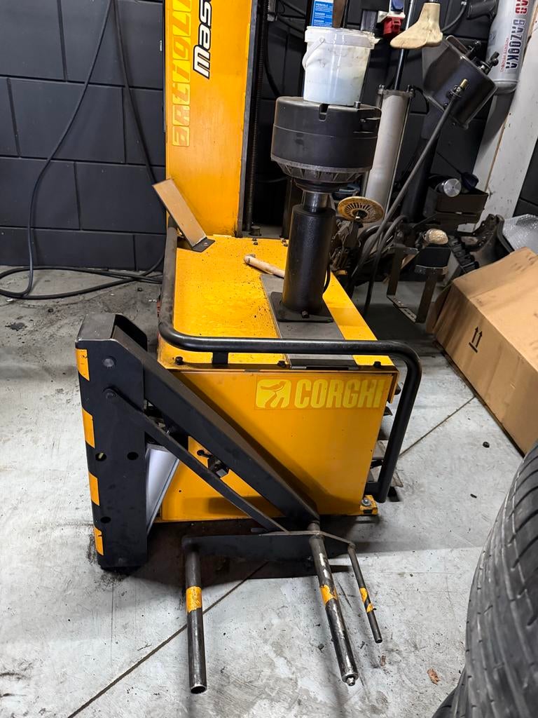 Banden demonteer apparaat, Ophalen, Gebruikt, Maxwellstraat 4 6716 BX Ede, Kcc@explora.nl