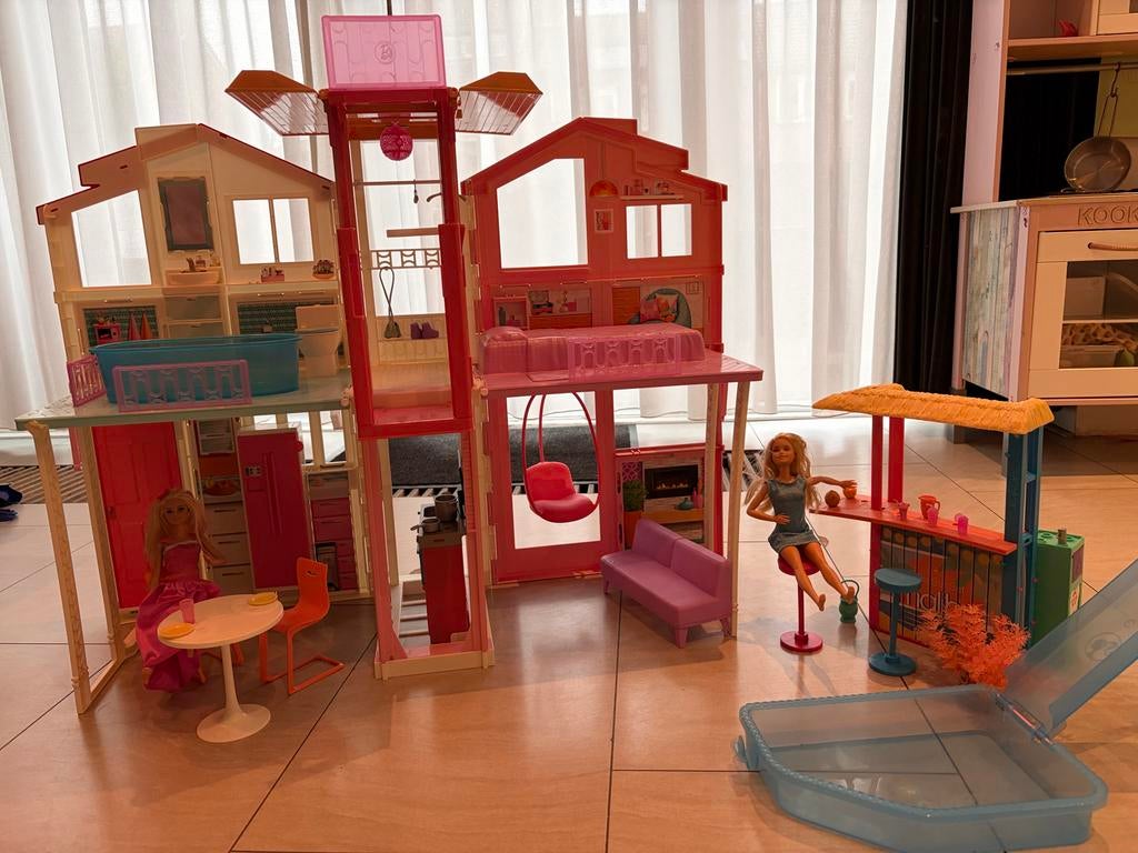 Barbie Malibu Huis + Tiki Hut & Barbies, Ophalen of Verzenden, Gebruikt, Poppenhuis