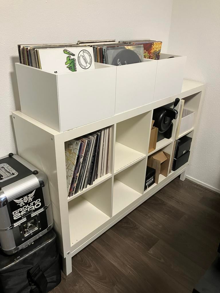 Ikea Expedit Kallax met wit metalen onderframe, Huis en Inrichting, Kasten | Boekenkasten, Met plank(en), Gebruikt, 100 tot 150 cm