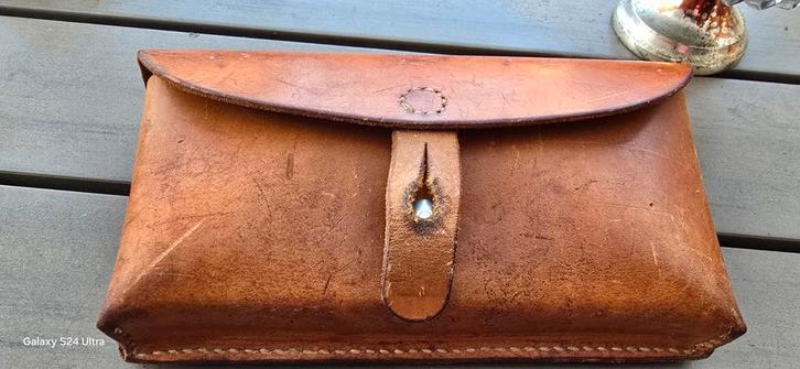 Vintage Leren Tasje J. Ochsner Sattler Ettiswil 66, Verzamelen, Militaria | Algemeen, Overige soorten, Overige typen, Overige gebieden
