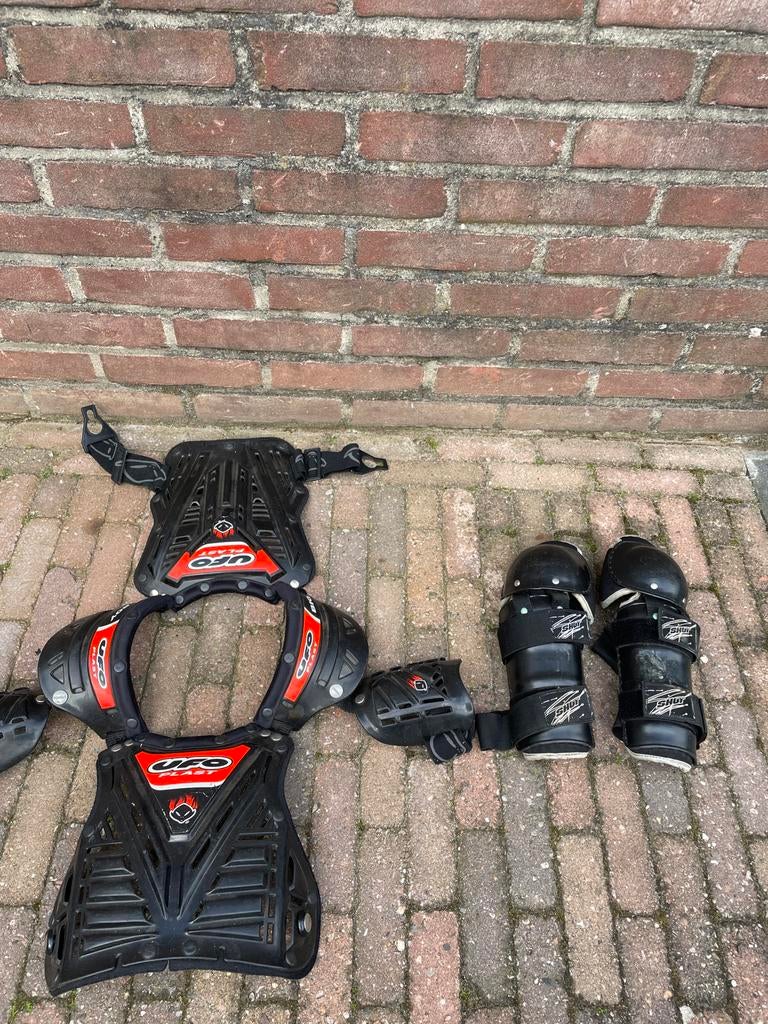 Bodyprotector plus kniekappen, Ophalen, Gebruikt