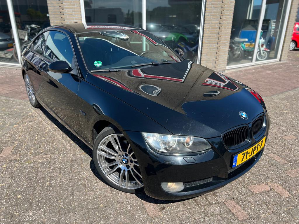 BMW 3-serie Coupé 320i Coupe - Leder - Navi - Xenon - 2009, Auto's, BMW, Achterwielaandrijving, Zwart, 4 cilinders, 4 stoelen