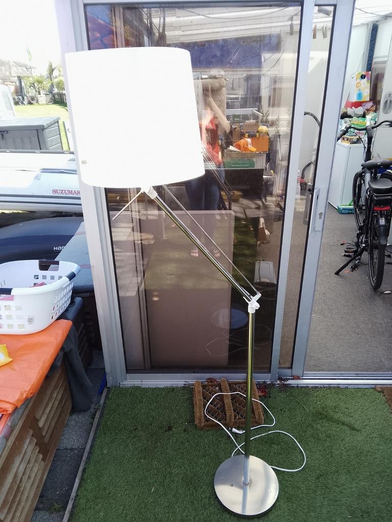 Staande lamp met witte kap, klaar voor een nieuw huis, Huis en Inrichting, Ophalen, Gebruikt, Stof, 150 tot 200 cm