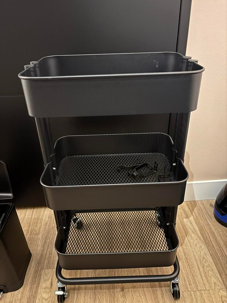 Zwarte Trolley met Wieltjes – 3 Lagen, Ophalen, Zo goed als nieuw
