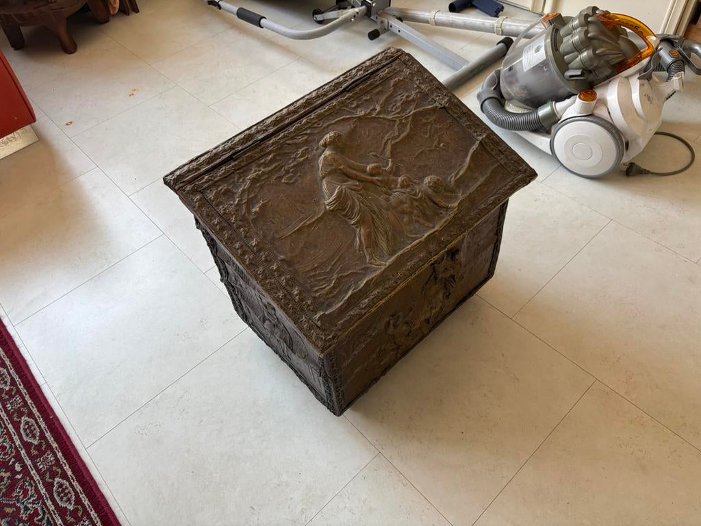 T.k.a. Oude opbergkist voor kachel hout., Antiek en Kunst, Ophalen of Verzenden