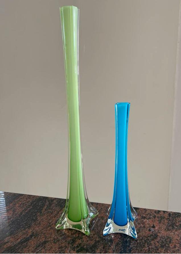 Twee soliflore vazen, groen en blauw, Antiek en Kunst, Verzenden