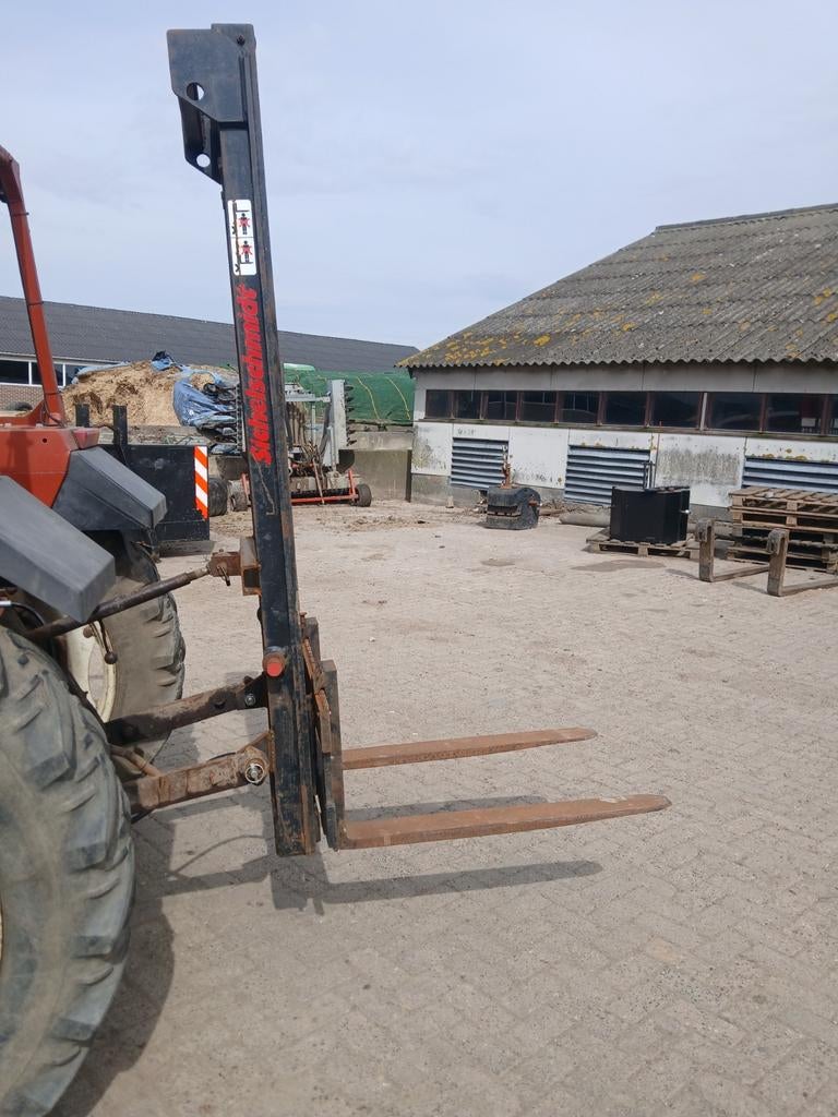 Silo met vijzel melkpoeder silo en hefmast, Ophalen, Grondbewerking