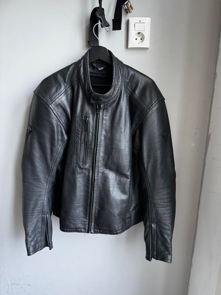 Zwarte geperforeerde leren motorjas - REV'IT! Maat 48, Ophalen of Verzenden, Tweedehands, Heren, Jas | leer