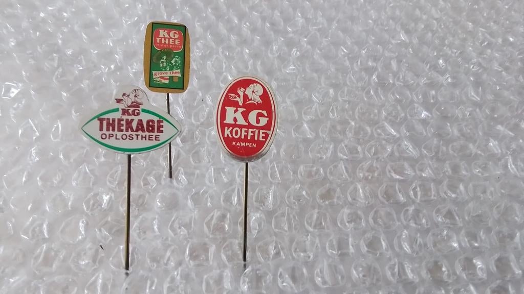 3 verschillende speldjes K.G koffie, Verzamelen, Speldjes, Pins en Buttons, Ophalen of Verzenden, Zo goed als nieuw, Overige onderwerpen
