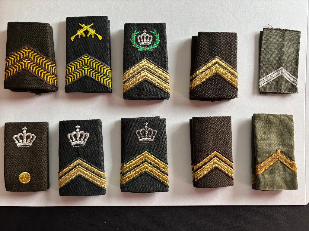 10 sets complete RANGONDERSCHEIDINGSTEKENS, Verzamelen, Militaria | Algemeen, Verzenden, Landmacht, Nederland, Kleding of Schoenen