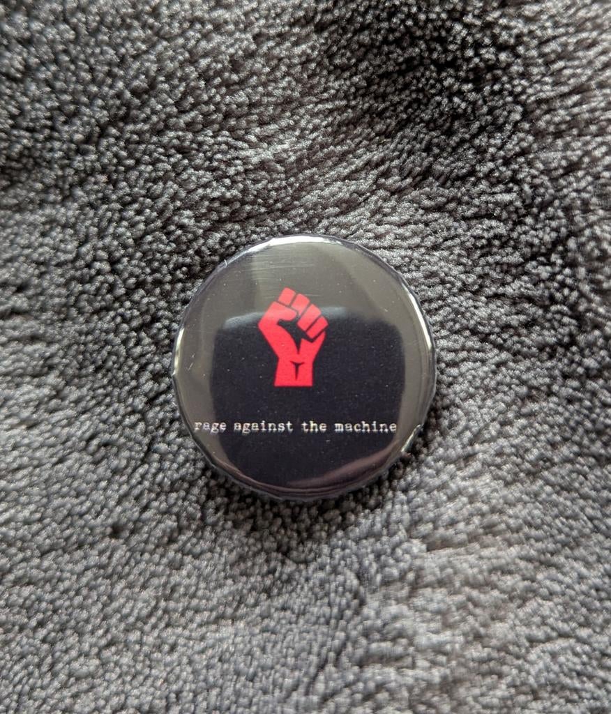 Rage Against the Machine – 25 mm button – zwart/rood, Ophalen of Verzenden, Nieuw, Overige typen
