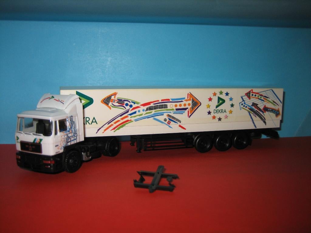 Dekra  MAN met oplegger   Pijlen  Herpa, Hobby en Vrije tijd, Modelauto's | 1:87, Ophalen of Verzenden, Zo goed als nieuw, Bus of Vrachtwagen