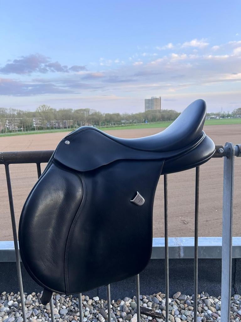 Bates Veelzijdigheidszadel (allround) 17.5 inch met extras, Dieren en Toebehoren, Paarden en Pony's | Zadels, Ophalen, Zo goed als nieuw