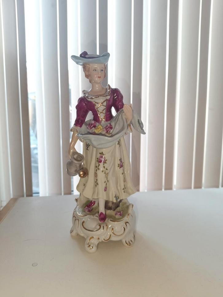 Vintage Porseleinen Beeldje Dame met Gieter en Bloemen, Verzamelen, Beelden en Beeldjes, Ophalen of Verzenden
