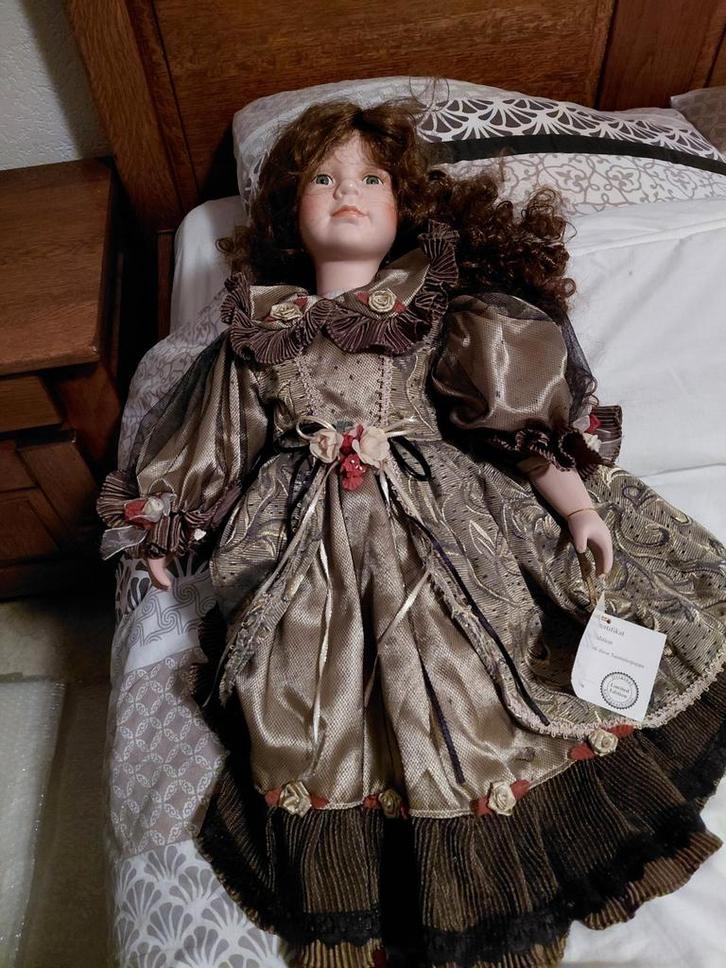 Prachtige porseleinen pop, geheel onbeschadigd, Verzamelen, Poppen, Ophalen of Verzenden