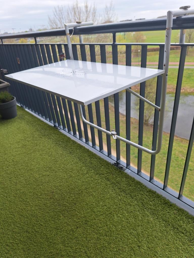 Witte, hangende, inklapbare balkontafels, Ophalen, IJzer, Sierhekwerk