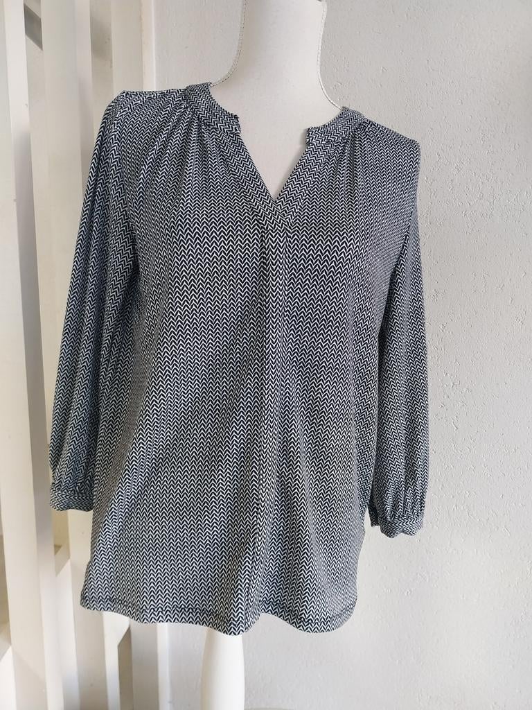 Stijlvolle blouse met V-hals en zigzagprint maat S, Kleding | Dames, Blouses en Tunieken, H&M, Zwart, Ophalen of Verzenden, Zo goed als nieuw