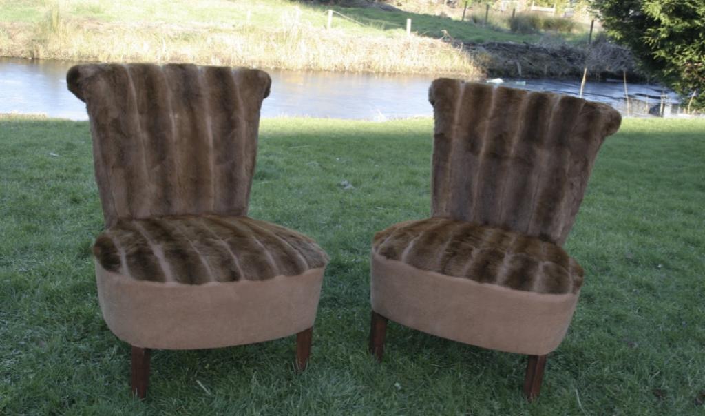 2 identieke, antieke fauteuils met bekleed met bont en leer, Ophalen, Gebruikt, Twee, Bruin