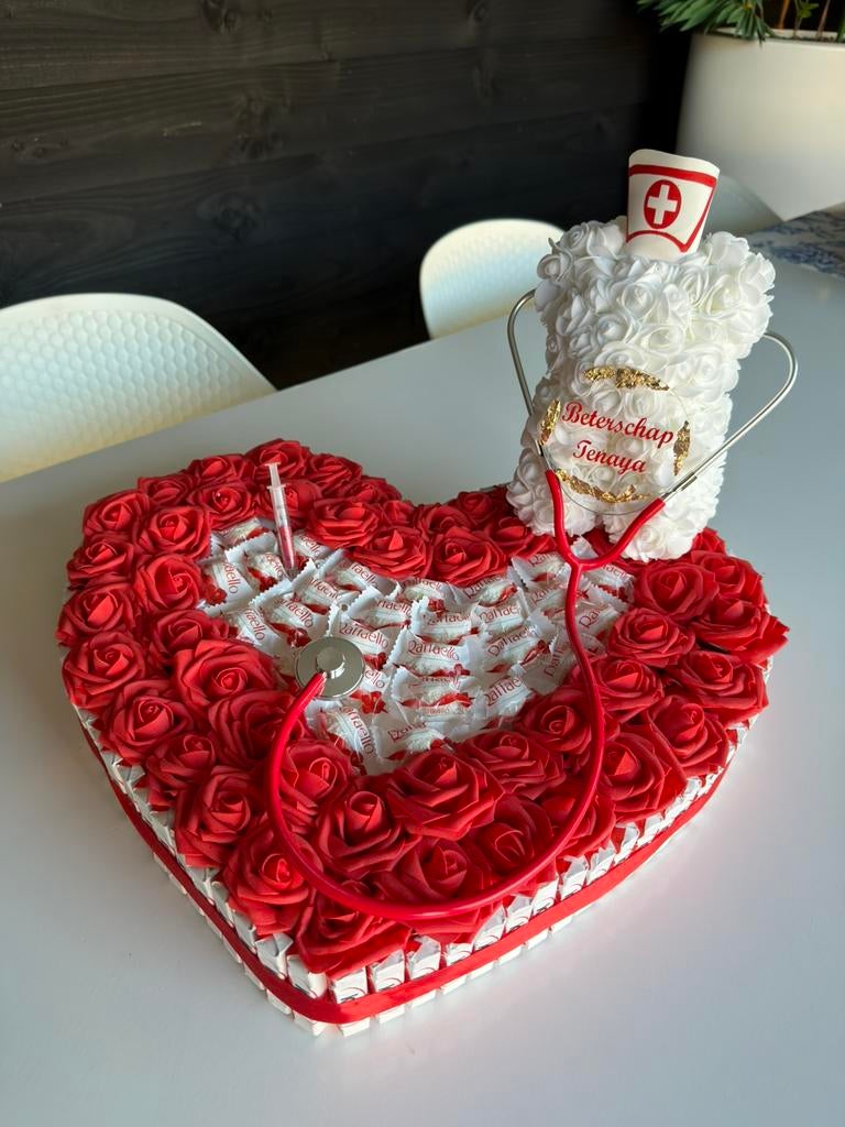 Luxe chocolade hart met Raffaelo & rozen - perfect cadeau!, Hobby en Vrije tijd, Feestartikelen, Ophalen, Zo goed als nieuw