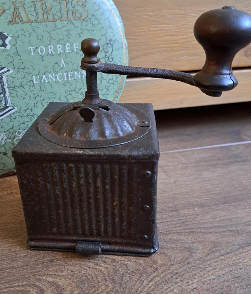 Vintage metalen hand koffiemolen met houten knop, Antiek en Kunst, Antiek | Keukenbenodigdheden, Ophalen of Verzenden