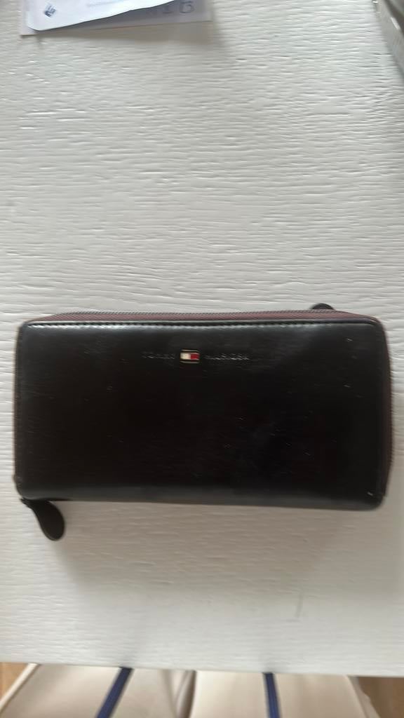 Leren Tommy Hilfiger bruine portemonnee 3 ritsen, Sieraden, Tassen en Uiterlijk, Portemonnees, Gebruikt, Bruin, Leer, Ophalen