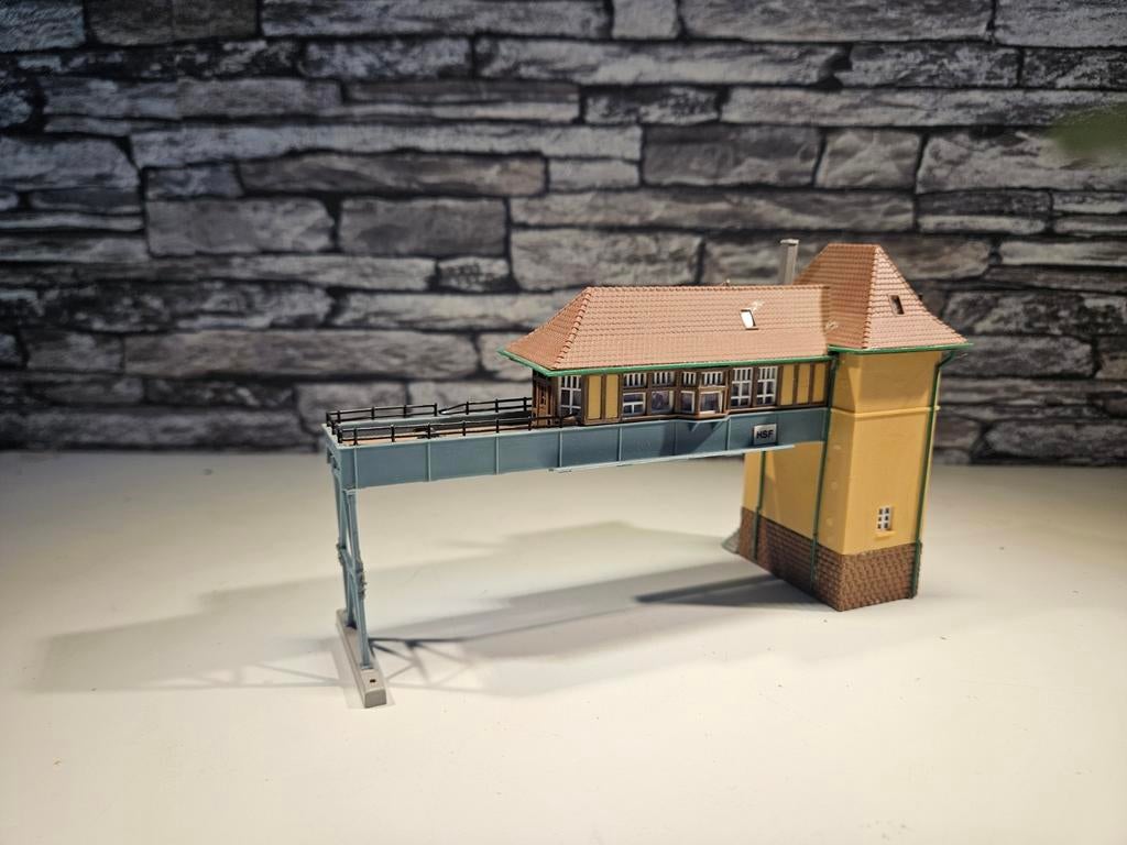 Brugseinhuis gebouw spoor trein 1:160, Overige merken, Gebruikt, Gelijkstroom of Wisselstroom, Brug, Tunnel of Gebouw