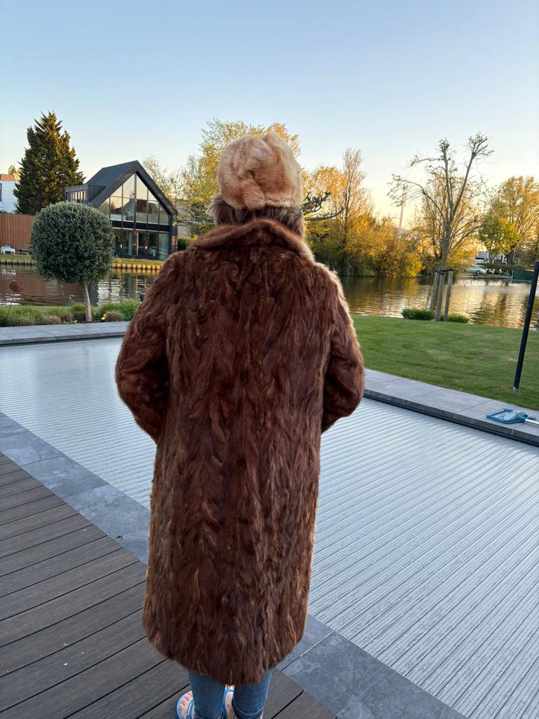 Lange vintage bontjas met bijpassende muts, Kleding | Dames, Jassen | Winter, Gedragen, Maat 38/40 (M), Bruin, Ophalen of Verzenden