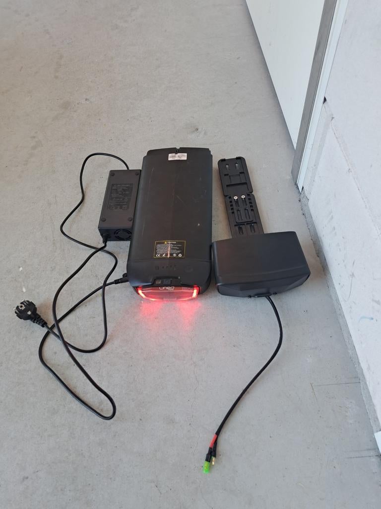 Li-ion fietsaccu met lader, Ophalen of Verzenden, Gebruikt