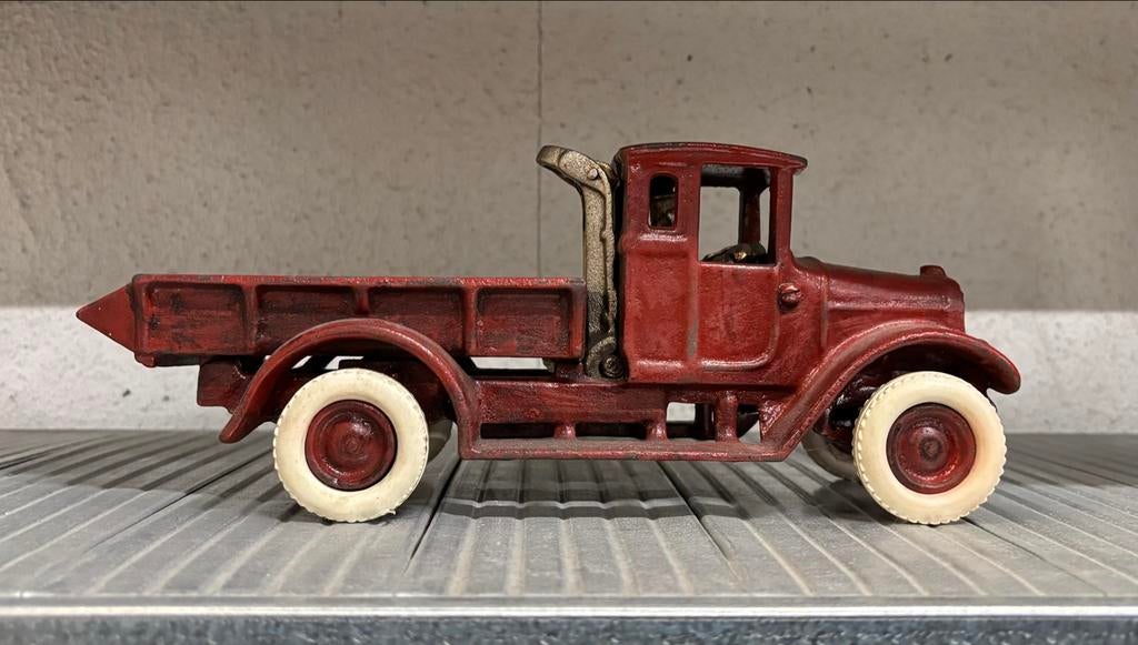 Vintage gietijzeren speelgoedtruck, rood, met kraan, Antiek en Kunst, Antiek | Speelgoed, Ophalen of Verzenden