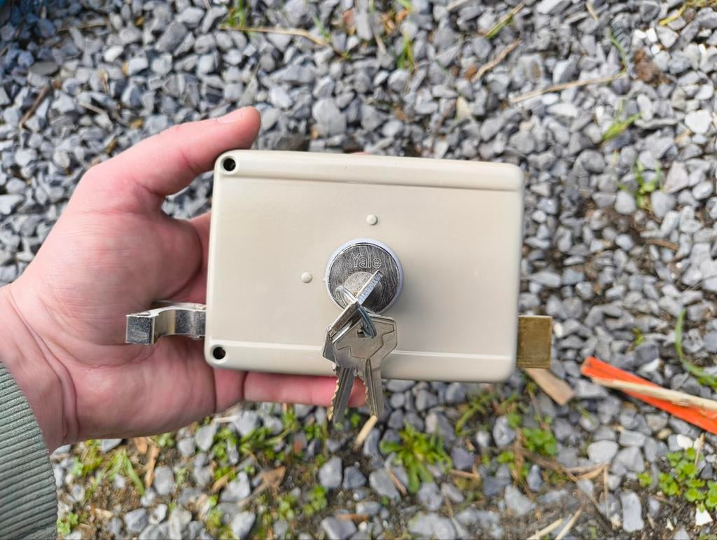 Nieuw crème Yale slot, inclusief 3 sleutels, Ophalen of Verzenden