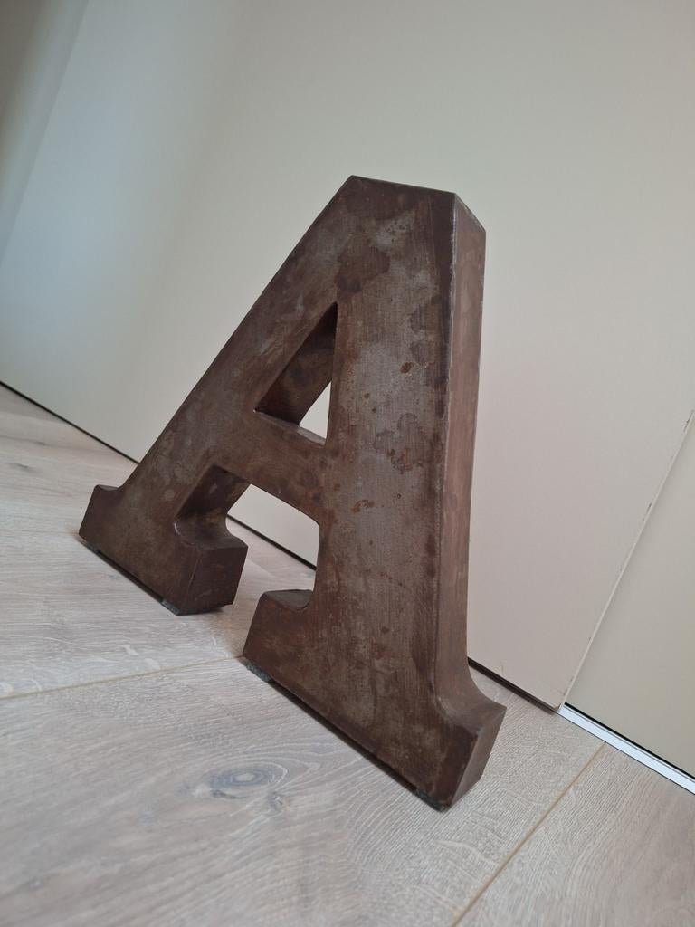 Decoratieve letter A - roest bruin - 32 cm, Ophalen of Verzenden, Zo goed als nieuw