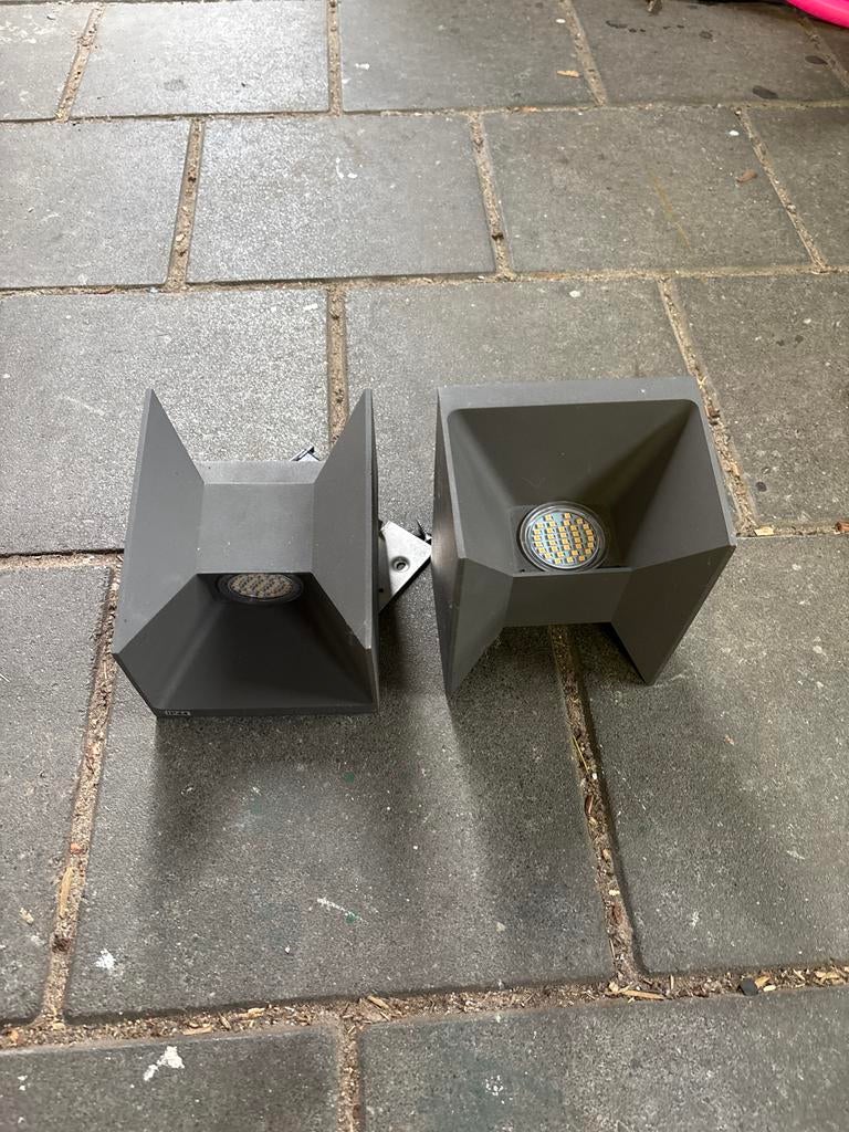 Twee grijze buitenlampen met LED, Ophalen, Overige materialen, Gebruikt, Wandlamp