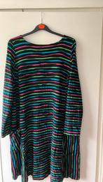 Aïno. Finland. Zwarte jurk met gekleurde strepen. Maat L, Kleding | Dames, Ophalen of Verzenden, Zo goed als nieuw, Zwart, Onder de knie