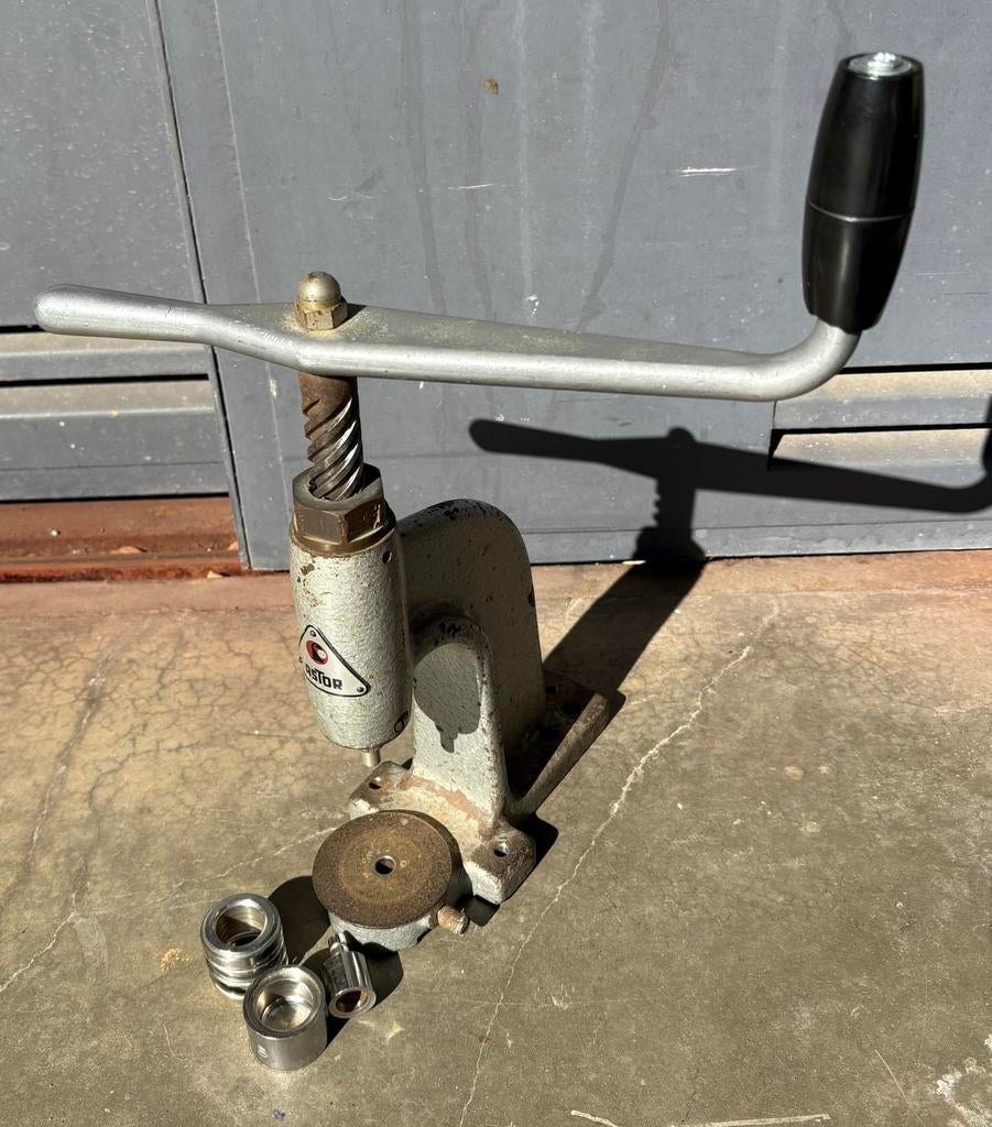 Astor spindel met matrijs 40” gebruikt, Ophalen, Gebruikt, Knoop of Knopen