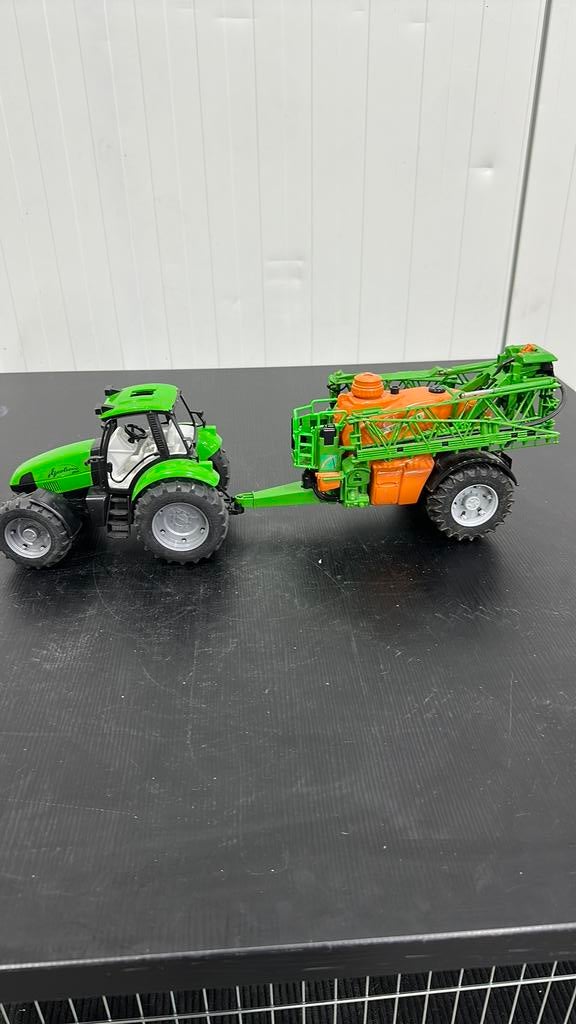 Tractor met sproei machine, Ophalen of Verzenden, Zo goed als nieuw, Tractor of Landbouw, Overige merken